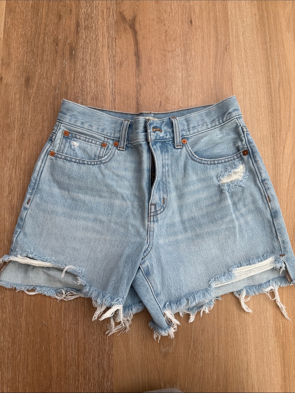 Madewell relaxed mid length shorts size 24